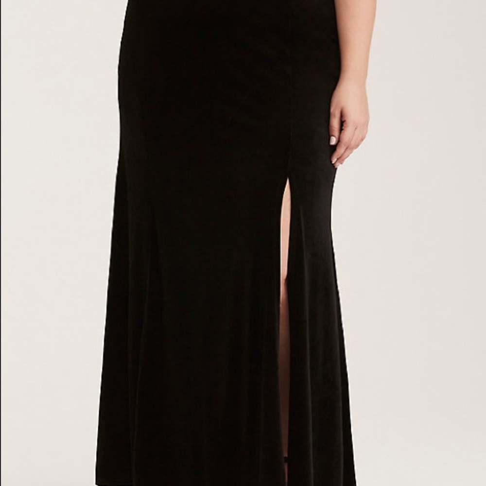 Torrid black velvet skirt size 3